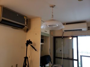 今回は東京都新宿百人町の現場です。4.5畳広さのワンルームにエアコンが2個??異様な風景^^