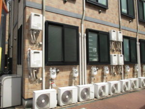 綺麗に外装まで考えたエアコン室外機の置き方の写真2枚