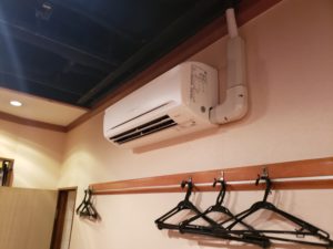 中央区銀座　飲食店SSRA112BCD ダイキン業務用エアコン FIVESTARZEAS 壁掛形 4馬力 同時ツイン 超省エネタイプ 三相200V ワイヤードを施工しました。