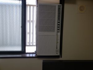 室外機が置けないお部屋のエアコン設置 窓設置エアコン