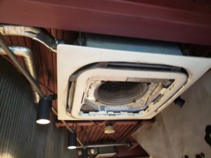 店の用務用エアコン、掃除してますか?室内機の上にはネズミの巣が。。。